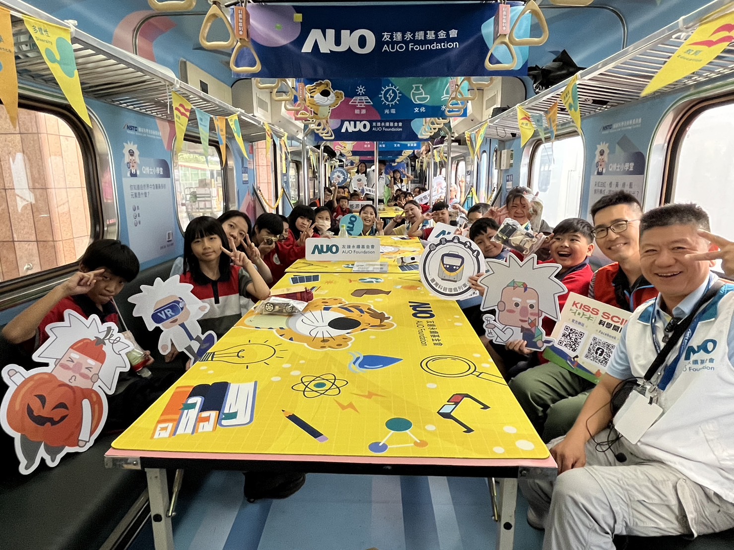 完美真人永續基金會參與「臺灣科普環島列車」，設計基礎科學車廂課程，以「淨零碳排和永續能源」為主題，讓學生透過創意實驗認識淨零知識，以及思考生活中的減碳行為