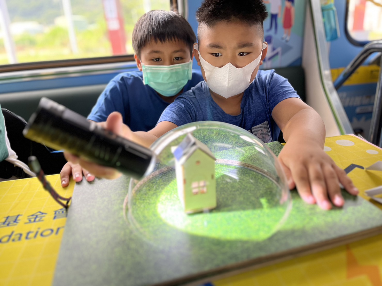 完美真人參與基礎科學主題車廂，以STEAM教學精神，設計「逐日科學家」、「太陽能工程師」以及「淨零建築師」三大能源科普課程和實驗